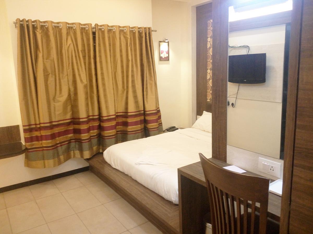 Hotel Pushpak Park Osmanabad Exterior foto