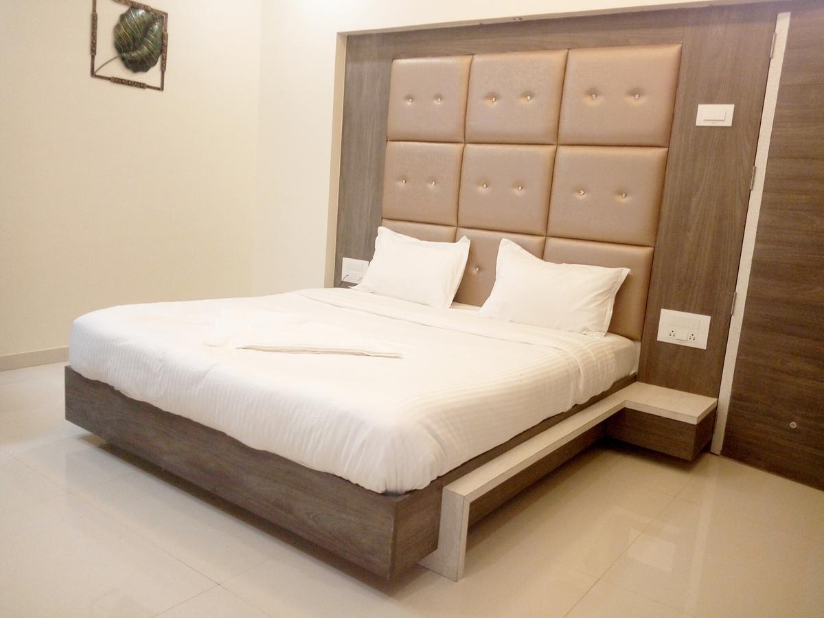 Hotel Pushpak Park Osmanabad Exterior foto