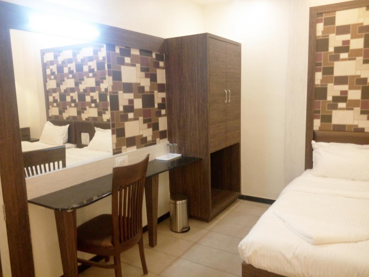 Hotel Pushpak Park Osmanabad Exterior foto